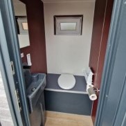 Chalet blau Toilettenkabine